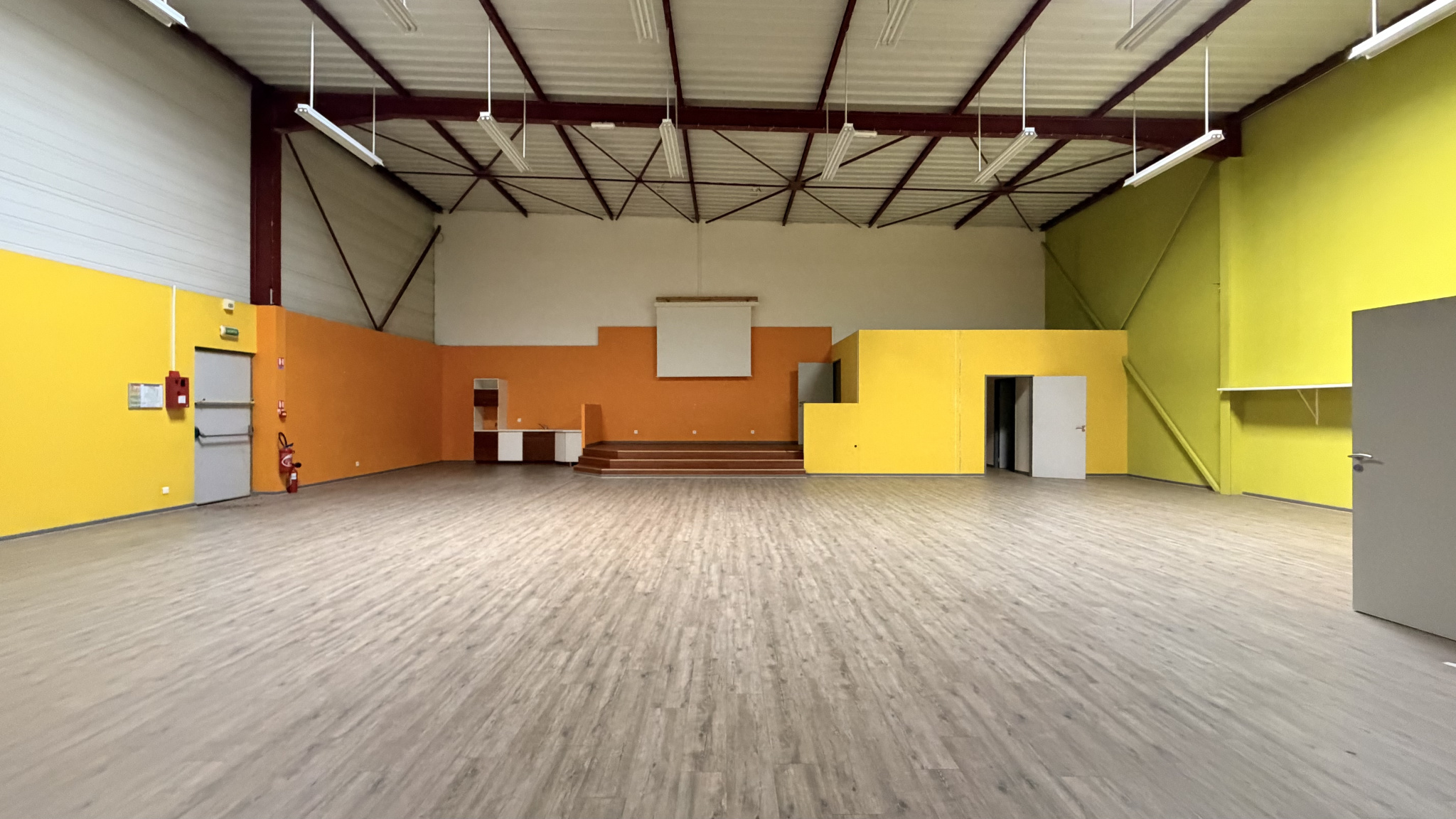 Local commercial à louer à Monswiller, 530 m² – photo 1 sur 4